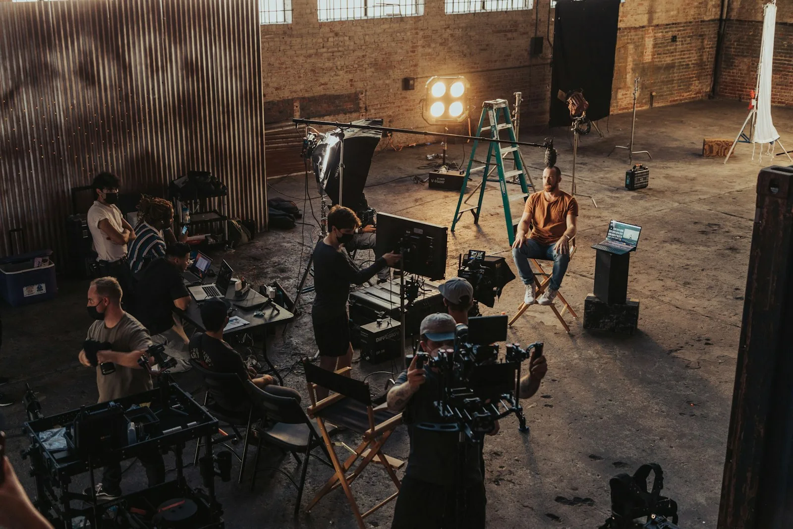 Équipe de tournage en plateau, caméras et projecteurs
